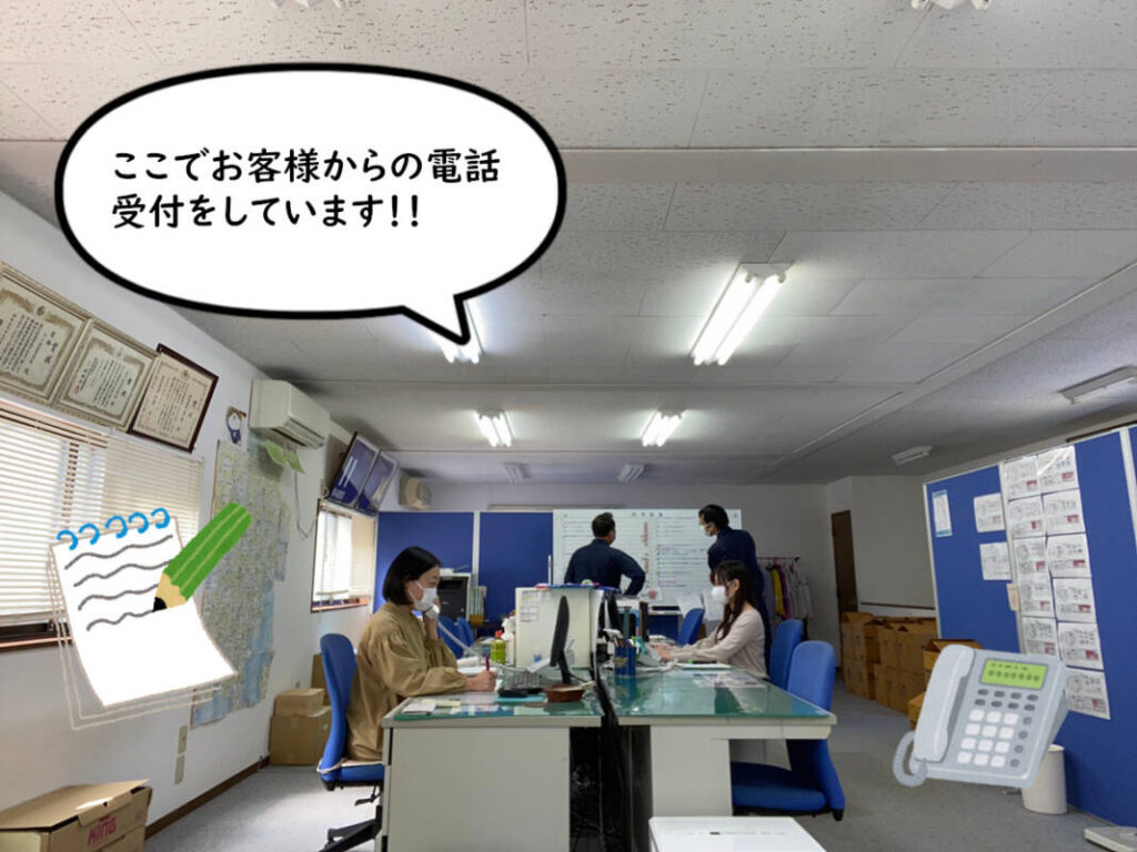 【画像】東京支社内の写真です。デスクが並んでいます。パーテーションで事務所内のスペースを区切っています。手前側にデスクがあり、奥にホワイトボードがあります。