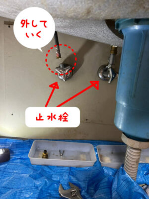 【画像】シンク下の写真です。止水栓と蛇口のホースが見えます。