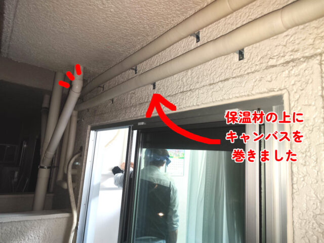 【画像】屋外の給水・給湯管をうつした写真です。
